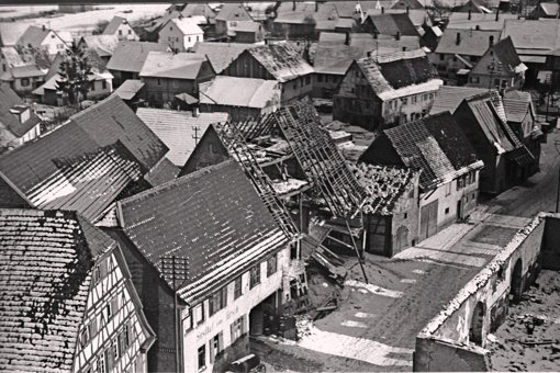 Die Aufnahme  vom Winter  1944/45 zeigt die Alte Stuttgarter Straße mit der ehemaligen Zehntscheuer, die völlig zerstört wurde (rechts). Das Alte Schulhaus (ganz links) blieb einigermaßen erhalten, daneben ist die  Gaststätte Hirsch zu sehen. Foto:  
