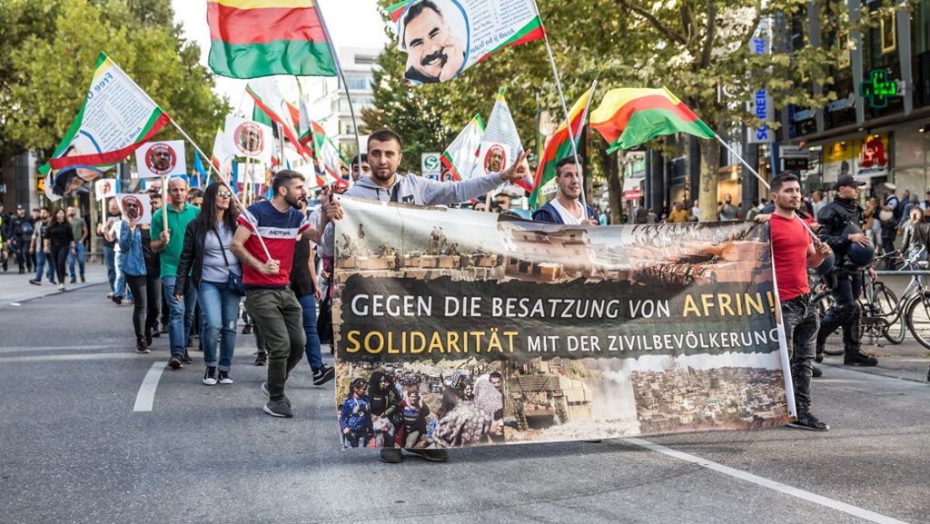Stuttgarter Innenstadt: Rund 150 Demonstranten protestieren gegen Erdogans Staatsbesuch