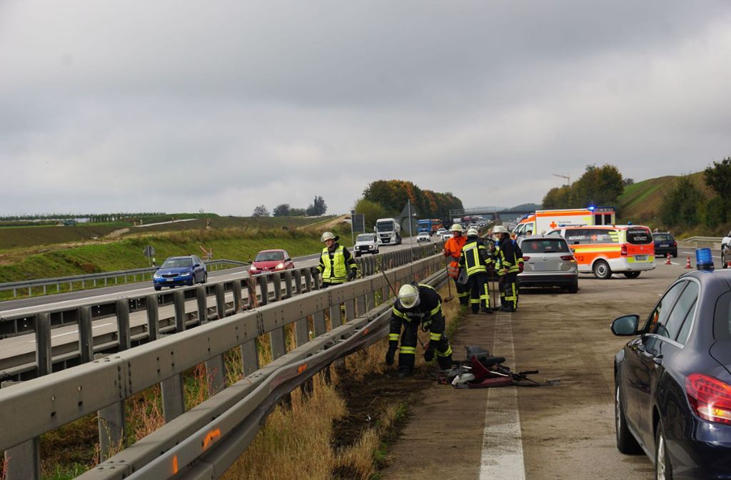 Die Peugeot-Fahrerin prallte durch den Unfall gegen die Leitplanke ...