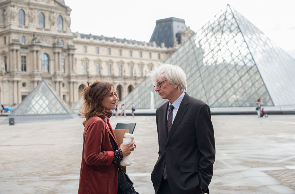 Gemeinsam mit ihrem Vater (Philippe Duclos, r.) gelingt es Florence Chassagne (Éléonore Gosset, l.), der Lösung des Falls näher zu kommen.