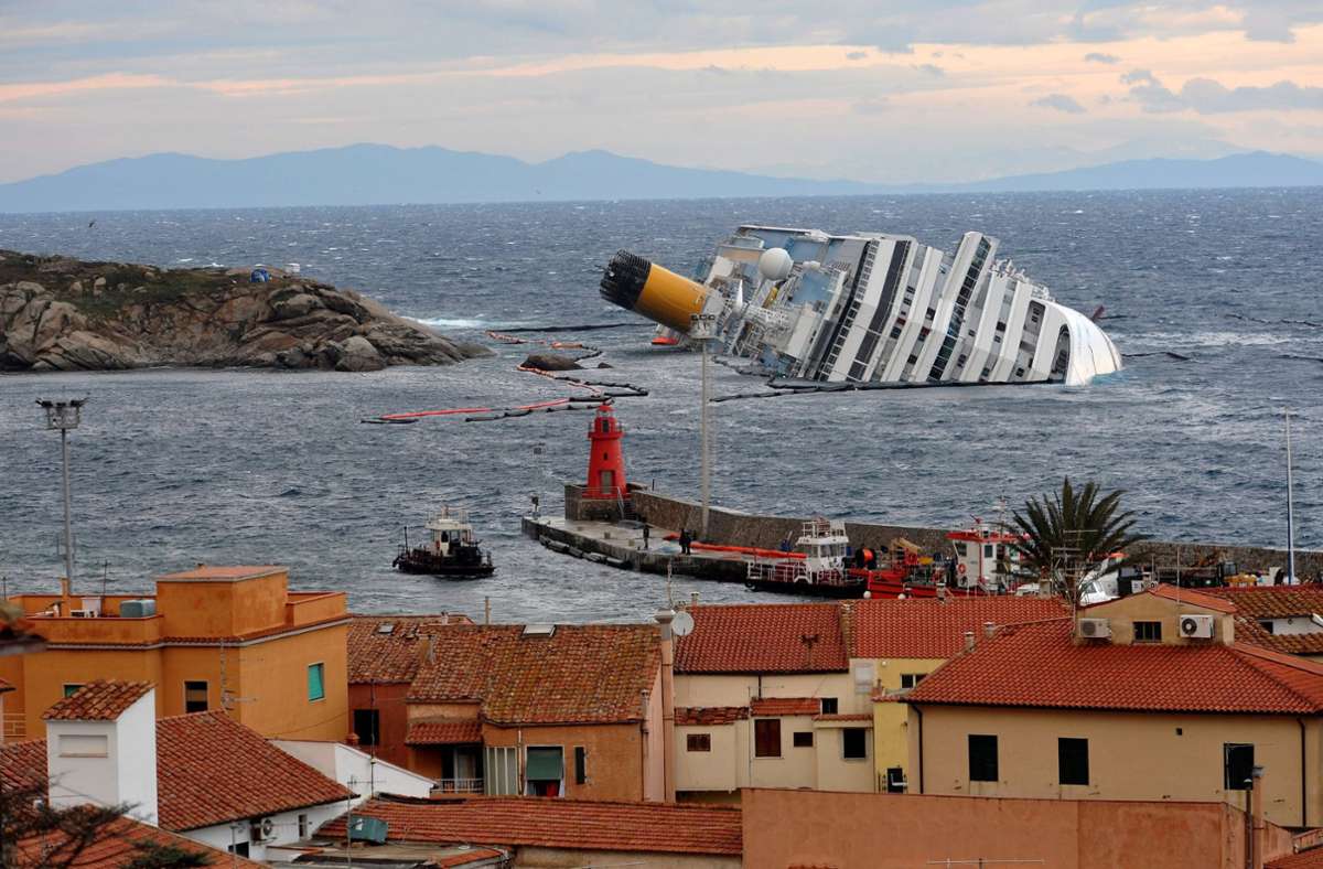 Am 13. Januar 2012 ist das Kreuzfahrtschiff „Costa Concordia“ vor der italienischen Insel Giglio auf einen Felsen gefahren und leckgeschlagen.