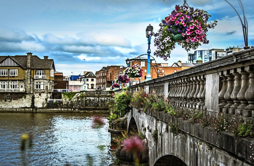 Limerick statt Dublin: Die irische Hauptstadt besitzt eine ehrwürdige Universität, eine Burg, ernsthaftes Nachtleben und dank zahlreicher Dichter – katholisch, trinkfest, sprachgewaltig – das Dublin Writers’ Museum. Nicht alle stammten aus Dublin, aber alle strebten dorthin. Das im Südwesten gelegene Limerick hat mit 56 000 Einwohnern vergleichsweise dörflichen Charakter, und viele seiner Söhne und Töchter strebten fort. Provinziell ist es hier trotzdem nicht. . .