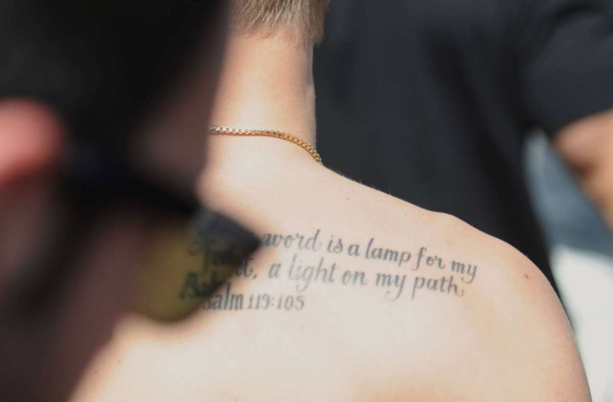 “Your word is a lamp for my feet, a light on my path”, steht auf Biebers Rücken geschrieben. Es ist der Psalm 119, 105: „Dein Wort ist meines Fußes Leuchte und ein Licht auf meinem Wege.“