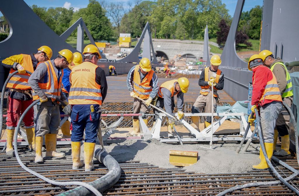 Die Arbeiten an der Neckarbrücke für Stuttgart 21 gehen voran.