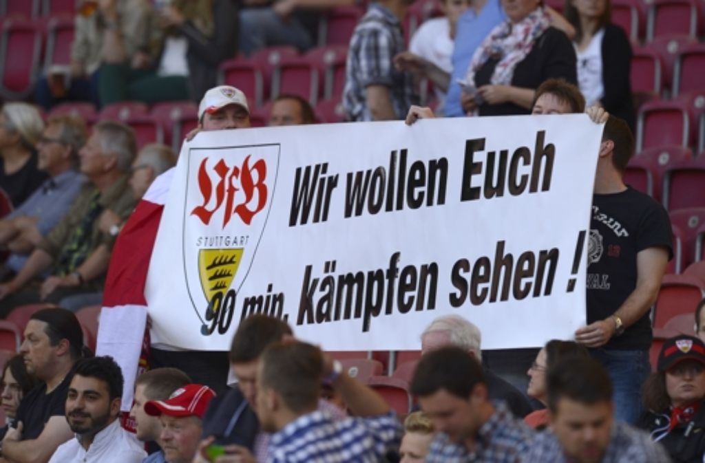 Die Fans haben die Hoffnung auf den Klassenerhalt noch nicht aufgegeben und freuen sich über den 2:0-Sieg gegen Mainz. Was Trainer, Spieler und Vereinsführung zu der Partie sagen zeigt die folgende Bilderstrecke.