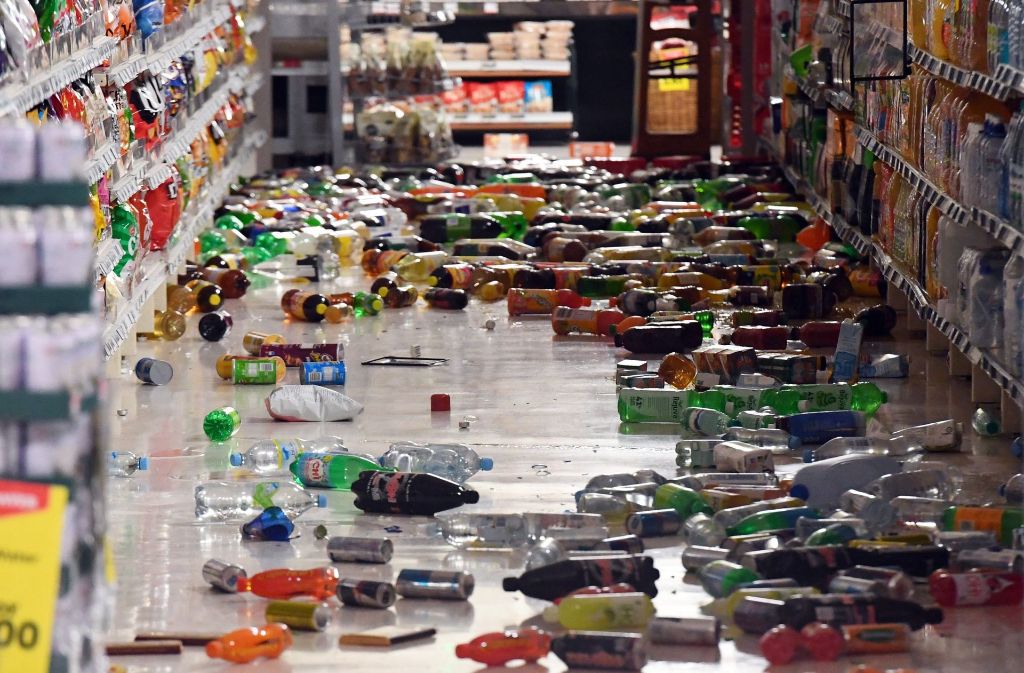 Dutzende Flaschen haben die Erschütterungen in einem Supermarkt in Miramar aus den Regalen geworfen.