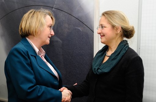 Wissenschaftsministerin Theresia Bauer (links) und die Vorsitzende der Doping-Kommission, Letizia Paoli. Foto: dpa