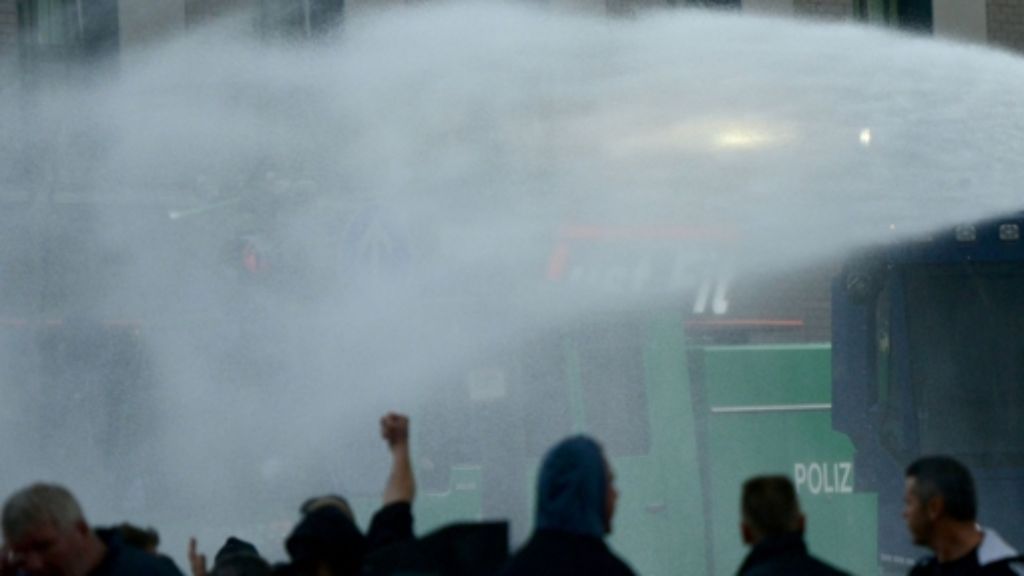  Nach massiven Ausschreitungen bei einer Kundgebung von Hooligans gegen Islamisten in Köln hat die Polizei Wasserwerfer, Pfefferspray und Schlagstöcke gegen die Teilnehmer eingesetzt.br /   