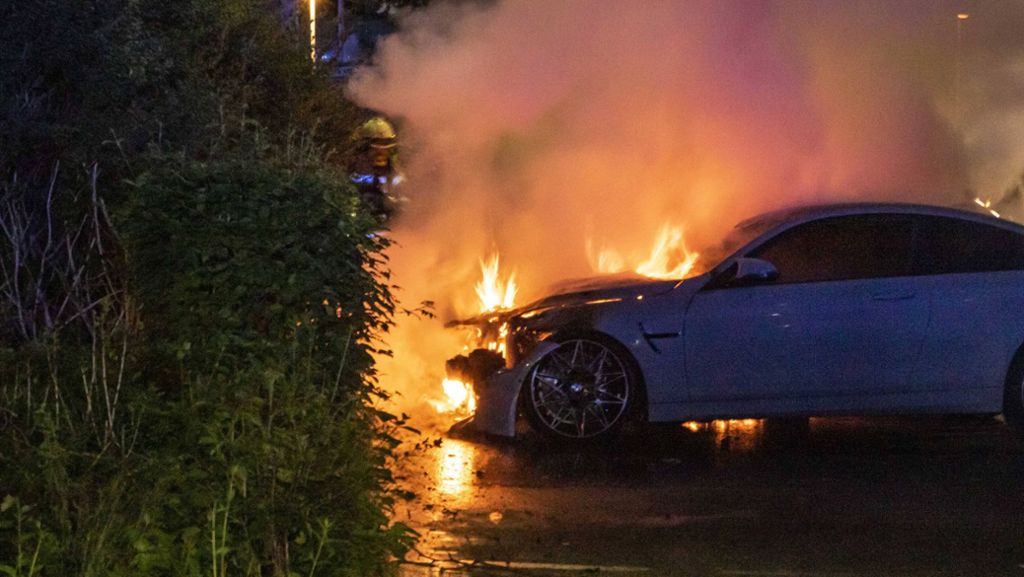 Feuer in Fellbach: Zwei Autos brennen auf Gymnasium-Parkplatz