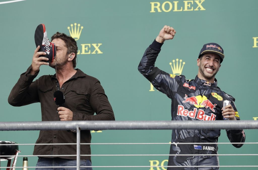 Nach dem Rennen forderte der Red-Bull-Fahrer und Drittplatzierte Daniel Ricciardo den Schauspieler dazu auf, etwas von dem süßen Energy-Getränk aus seinem Schuh zu trinken. Gesagt – getan.