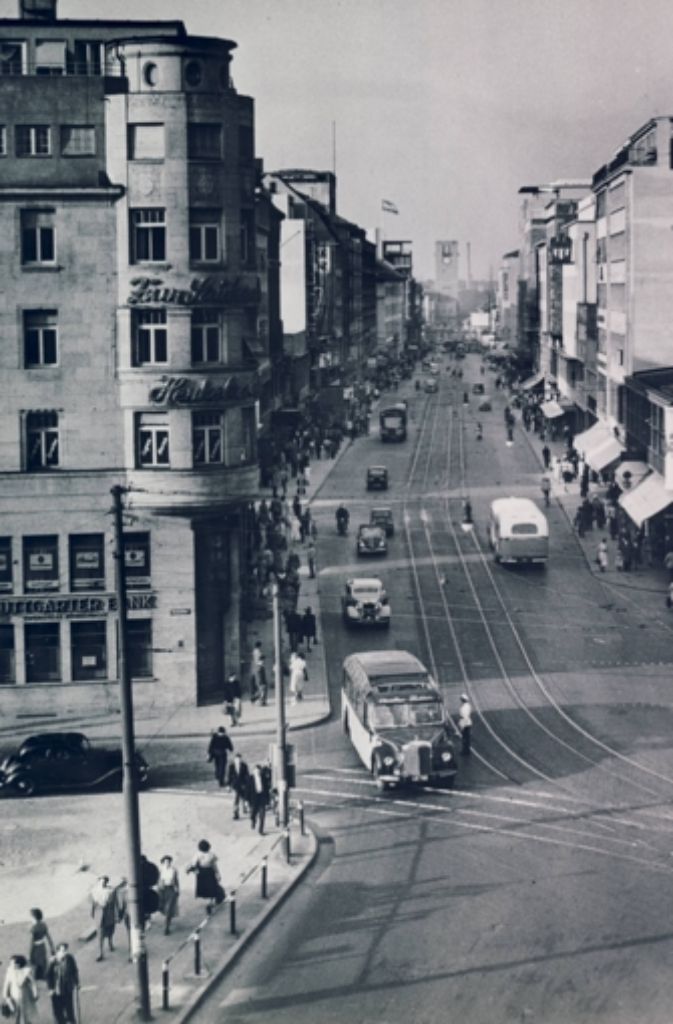 Derselbe Blickwinkel, wenige Jahre später: Am linken Bildrand ist das Gebäude Königstraße 72 zu erkennen; errichtet von der Württembergischen Vereinsbank im Jahr 1907. Erst 2001 wurde es abgebrochen.