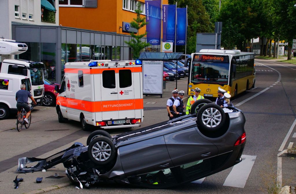 In Stuttgart-Untertürkheim hat sich am Freitag bei einem Unfall ein Auto überschlagen.