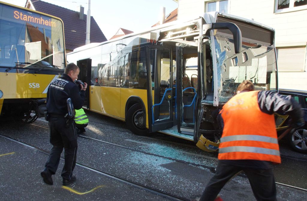 Wie die Polizei mitteilte, waren die Bahn und der Bus am Morgen gegen 8.11 Uhr mitten im Berufsverkehr aus noch ungeklärter Ursache zusammengestoßen.