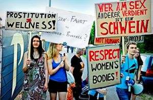 Zur Neueröffnung des Saarbrücker Paradise protestieren  Dutzende genervte Bürger vor den Toren des Sexclubs – assistiert von Aktivistinnen der Gruppe Femen. Foto: picture alliance