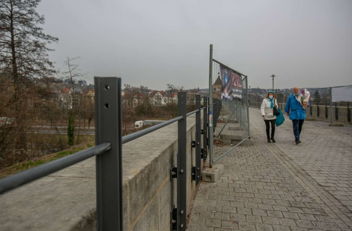 Die wuchtigen Pfeiler am Geländer der Brücke schaden nach Ansicht von SPD und Grünen der historischen Ansicht.