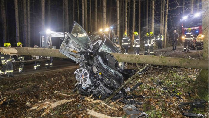 Auto  von Baum durchbohrt –  Fahrerin überlebt