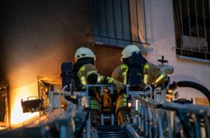 Vier Bewohner und Feuerwehrmann bei Brand verletzt