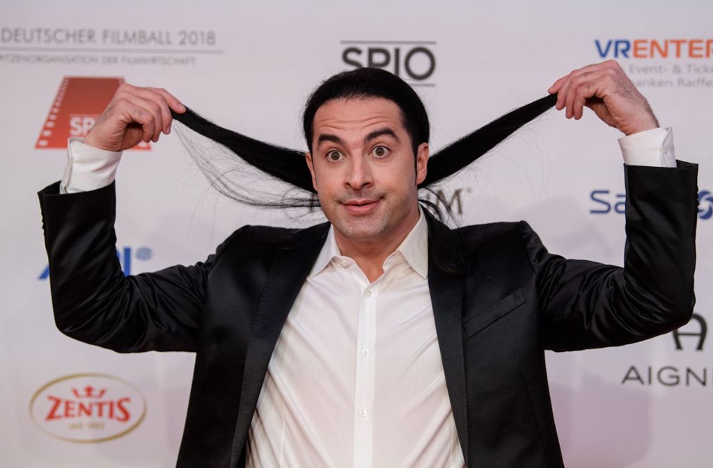 Komiker Bülent Ceylan zeigte seine Haarpracht.