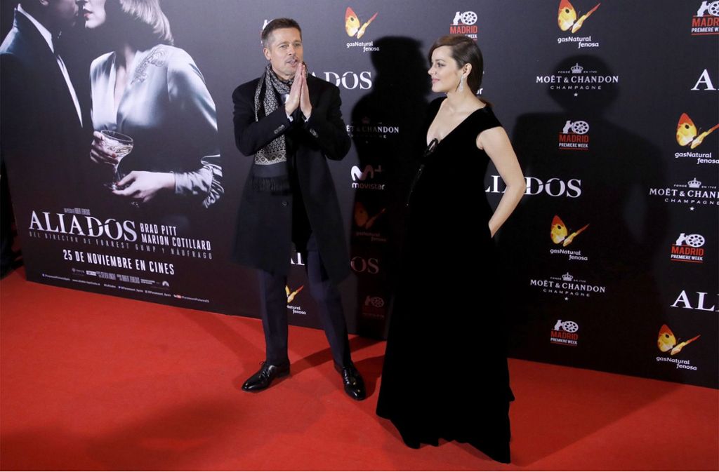 Anbetende Geste auf dem roten Teppich: Brad Pitt neben der hochschwangeren Marion Cotillard.