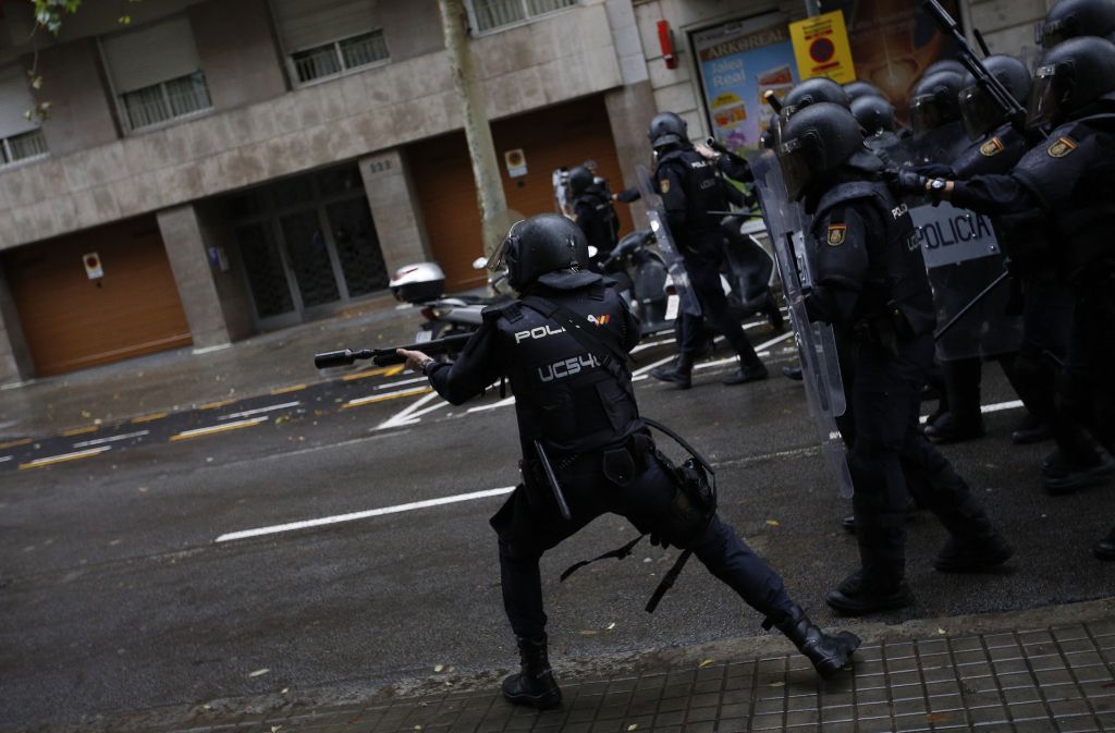 Bei dem Unabhängigkeitsreferendum in Katalonien hat die spanische Polizei laut Augenzeugen Gummigeschosse abgefeuert.