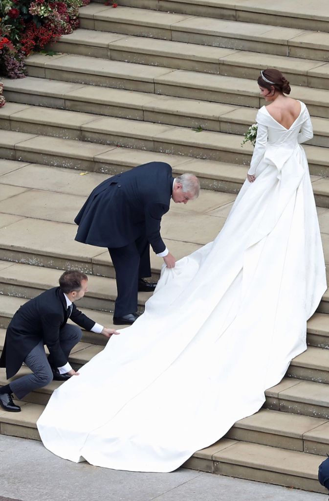 ... als die Braut die Treppen zur St.-George’s-Kapelle von Schloss Windsor erklomm.