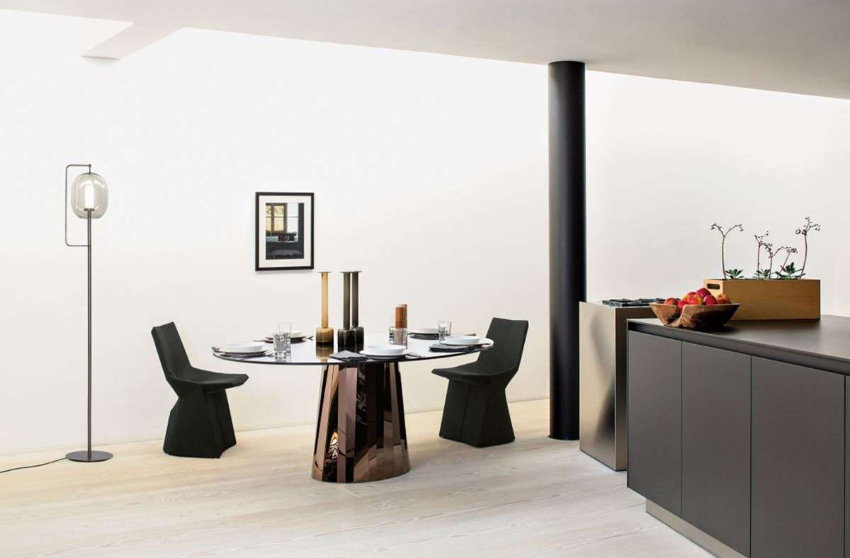Auch sehr beeindruckend: Tisch „Pli“ von der französischen Designerin Victoria Wilmotte 2017 für Classicon entworfen, erhältlich in Bronze und Grün lackiert. Die Faltungen, von denen Pli seinen Namen bezieht, sollen den Edelstahlfuß fast wie einen überdimensional geschliffenen Edelstein erscheinen lassen.