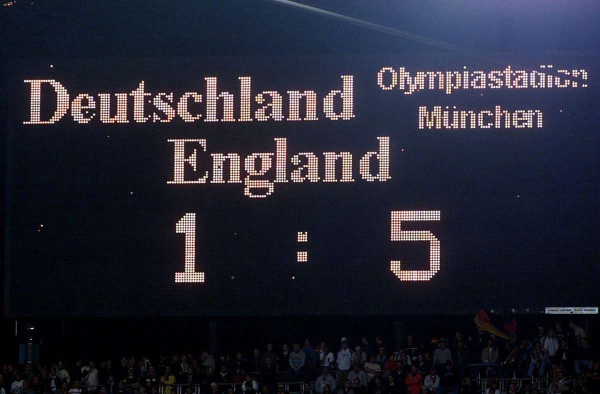Demütigung für die deutsche Nationalmannschaft im 14. und letzten Länderspiel im Münchner Olympiastadion: In der WM-Qualifikation setzt es am 1. September 2001 eine 1:5-Pleite gegen die Auswahl Englands um den dreifachen Torschützen Michael Owen.