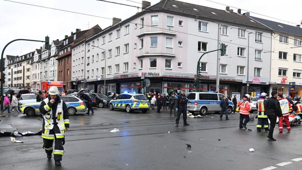 Haltestelle in Essen: 81-Jährige fährt in Menschenmenge – Lebensgefahr bei drei Opfern