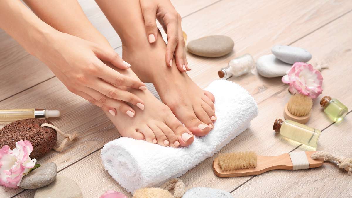 Der Sommer und somit das optimale Sandalenwetter stehen vor der Tür. Wir zeigen, wie Sie bei der Fußpflege zuhause vorgehen können, um Ihre Füße zu pflegen und fit für den Sommer zu machen.