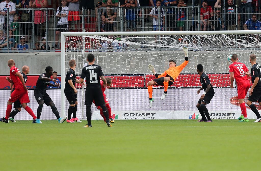 Tor zum 2:1 durch Timo Beermann (Heidenheim, links), Torwart Mitchell Langerak (VfB) kann den Ball nicht mehr halten.
