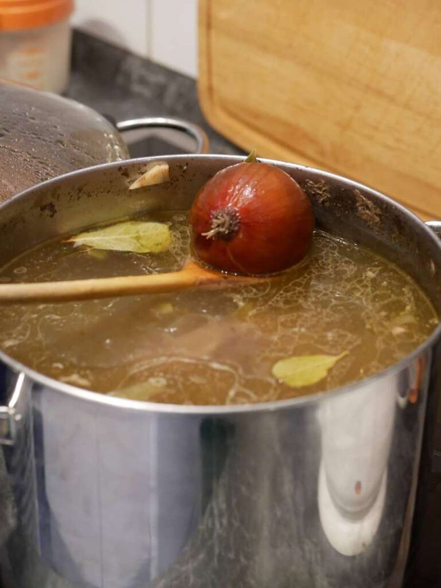 Geheimtipp von Oma Karin: Der Suppe immer eine Zwiebel mit Schale beigeben.