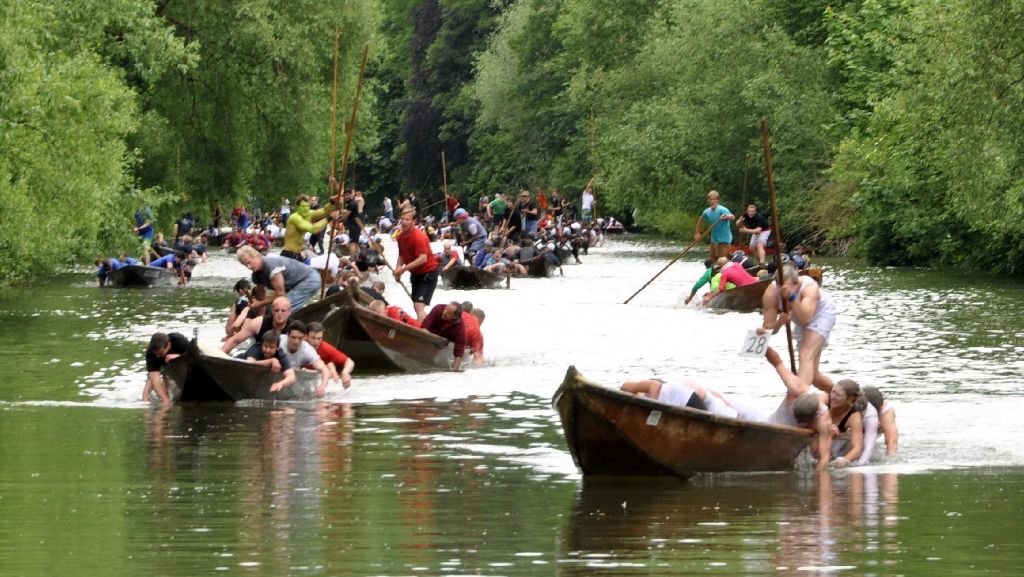 Stocherkahnrennen in Tübingen: Turbulente Wasserschlacht auf dem Tübinger Neckar beim Stocherkahnrennen