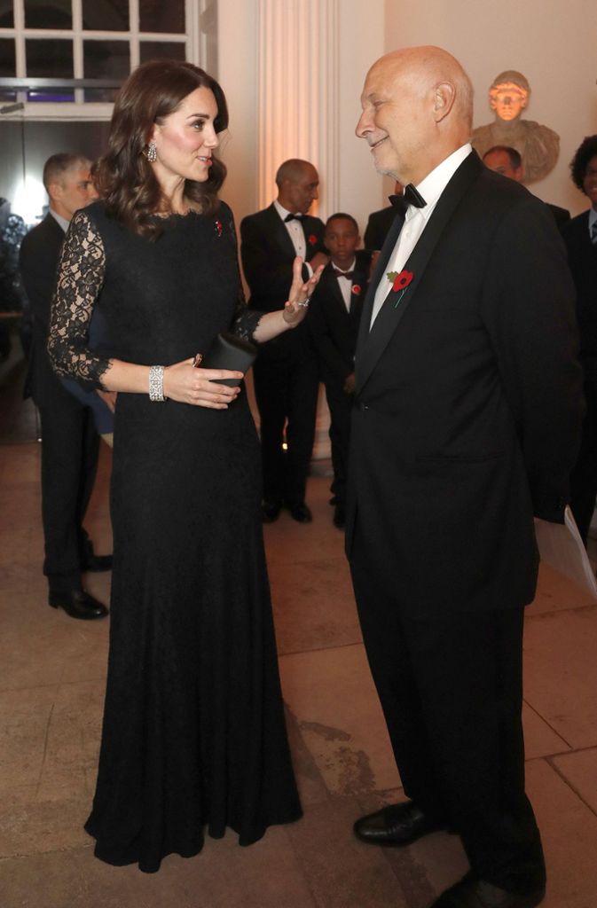 Bodenlang mit Spitzenärmeln: Dieses Abendkleid von Diane von Furstenberg führte Herzogin Kate im November 2017 bei einer Benefiz-Gala aus ...