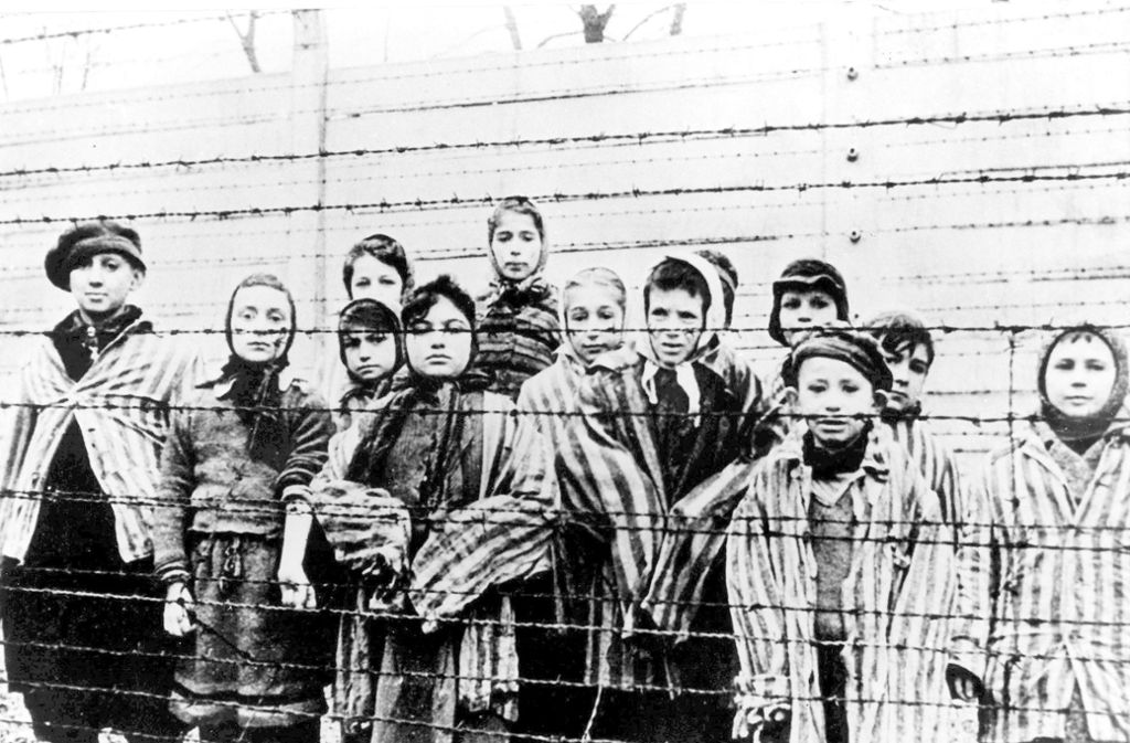 Eine Gruppe von Kindern, die das KZ Auschwitz überlebten.