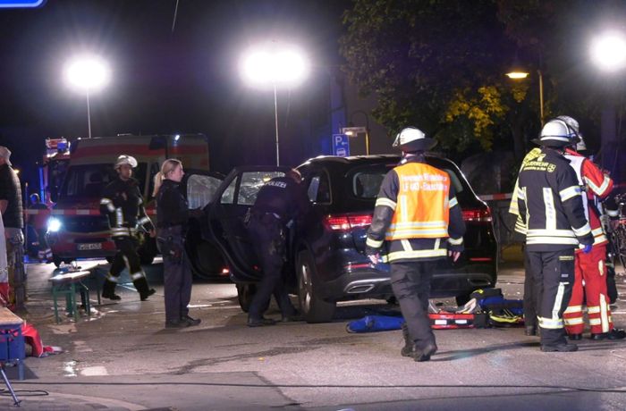 Kirchweih in Rüsselsheim: Auto erfasst Gruppe   –  sechs Verletzte