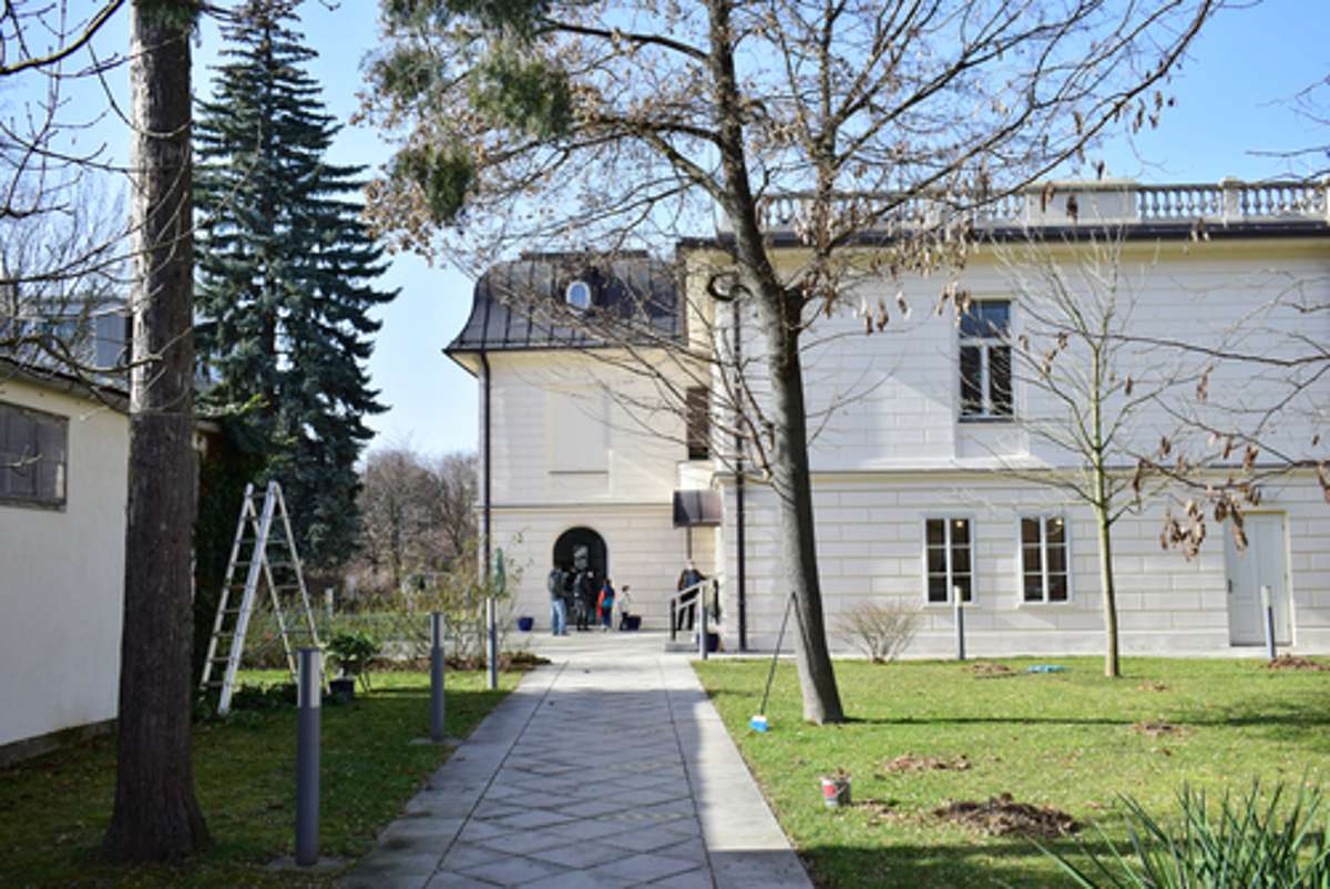 Mitten im Wiener Außenbezirk Hietzing, in einem großzügigen Garten, steht diese neobarrocke zweigeschossige Villa. An diesem Ort schuf Gustav Klimt von 1911 bis zu seinem Tod 1918 einige seiner wichtigsten Werke.