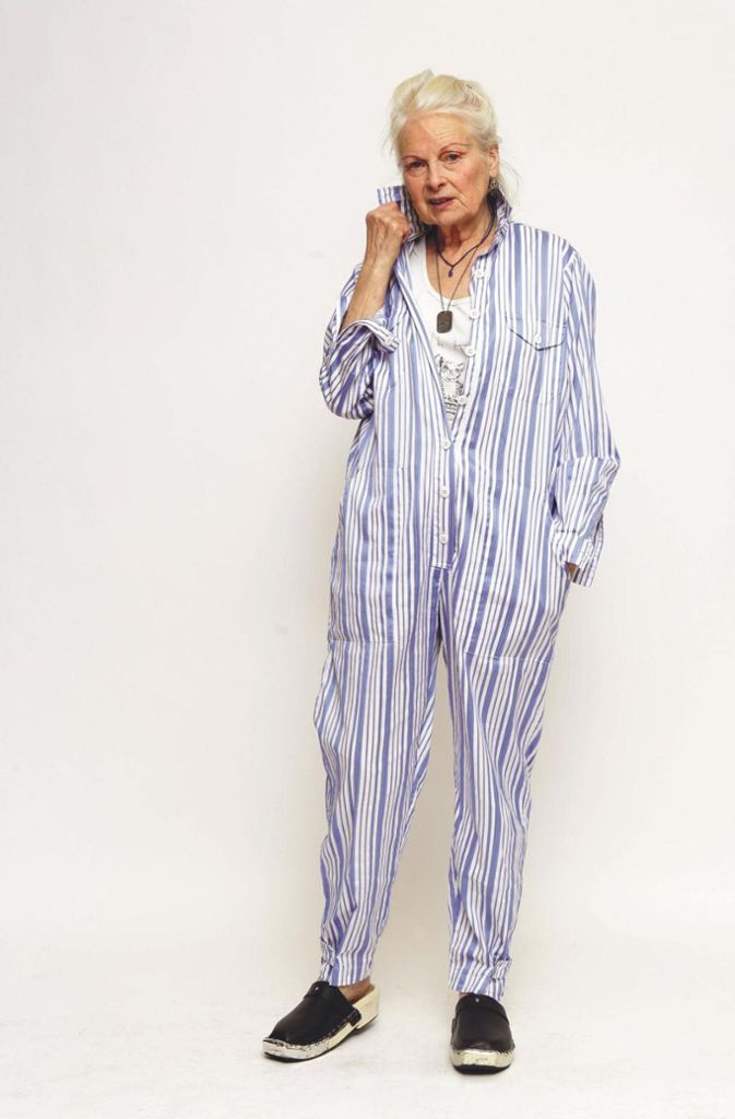Die britische Designerin Vivienne Westwood in einer Mischung aus Hausanzug, Pyjama und einteiligem Malerkittel.