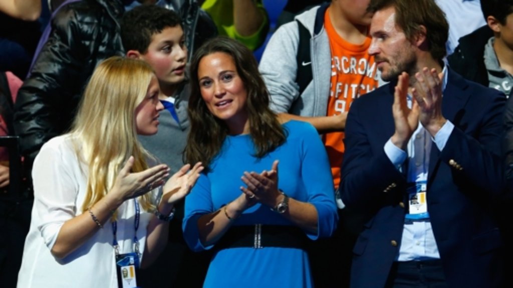  Während Herzogin Kate One Directon-Sänger Harry Styles die Hand reichte, sah ihre Schwester Pippa Middleton Andy Murray bei seinem wenig ruhmreichen Tennis-Match gegen Roger Federer sang- und klanglos scheitern. 