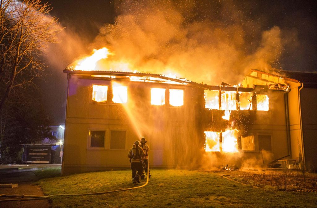 Ein Gebäude ist bei dem Brand in der Flüchtlingsunterkunft in Kornwestheim komplett zerstört worden.