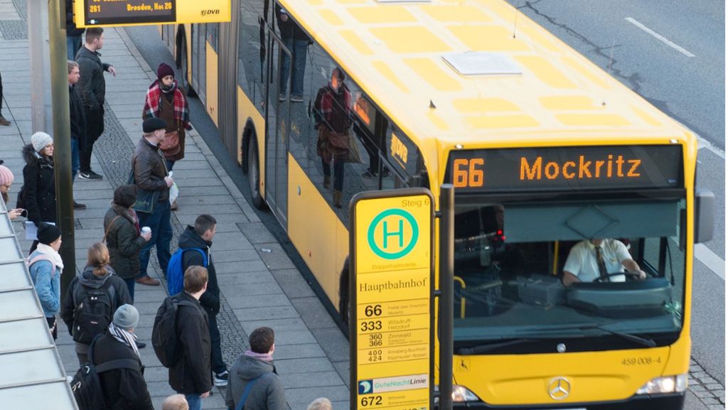  „Diesen Bus steuert ein Deutscher Fahrer“ – ein Zettel mit diesem Spruch hat einem Busfahrer in Dresden wohl den Job gekostet. Die Verkehrsbetriebe Dresden begründen den Schritt damit, sich als weltoffenes Unternehmen zu verstehen. 