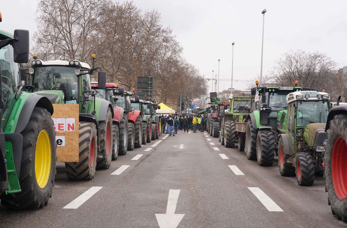 Unzählige Bauern fuhren mit ihren Traktoren in die Stuttgarter City. Foto: Andreas Rosar/Fotoagentur-Stuttgart