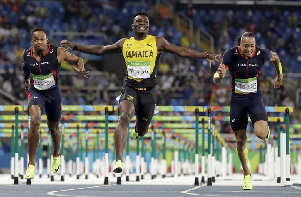 Ein Moment der Erleichterung: Der Jamaikaner Omar Mcleod (Mitte), gewinnt im 110-Meter-Hürdenlauf der Männer.