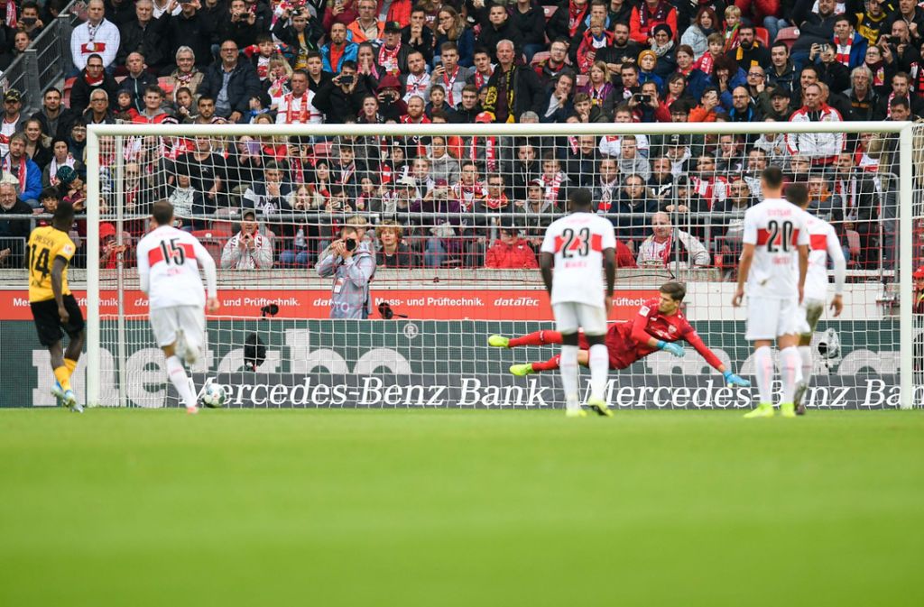 Der gefoulte Spieler selbst schnappt sich den Ball. Moussa Koné schießt den Strafstoß mit dem rechten Fuß flach ins linke Eck, VfB-Keeper Gregor Kobel springt in die andere Ecke.