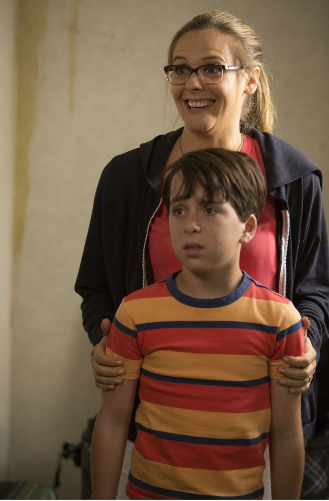 Mama (Alicia Silverstone) und Sohn Greg (Jason Drucker)