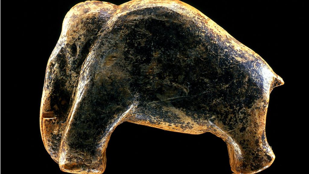  Eine Mammut aus Elfenbein gilt als das älteste vollständig erhaltene Kunstwerk der Welt. Rund 40 000 Jahre ist die kleine Figur alt. Was sagt sie aus über das Leben derer, die sie geschnitzt haben? Und welche Bedeutung hatte sie für die frühen modernen Menschen? 