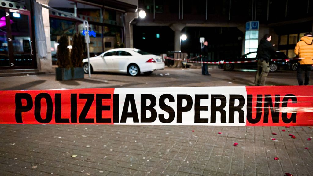 Messerattacke am Stuttgarter Schwabenzentrum: Polizei bittet Zeugen um Hinweise – Täter weiter flüchtig