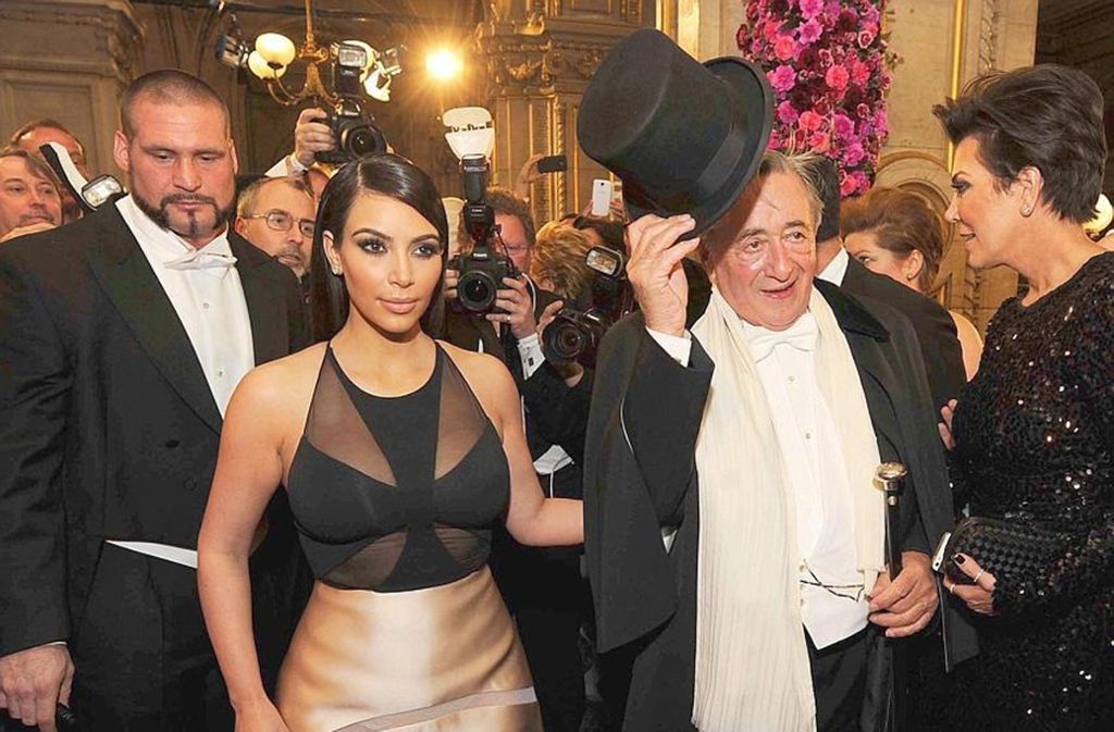 2014 reiste die Ehefrau des Hip-Hop-Moguls Kanye West, Kim Kardashian, gemeinsam mit ihrer Mutter Kris Jenner und ihrem Baby North nach Wien, um Lugner zum Opernball zu begleiten.