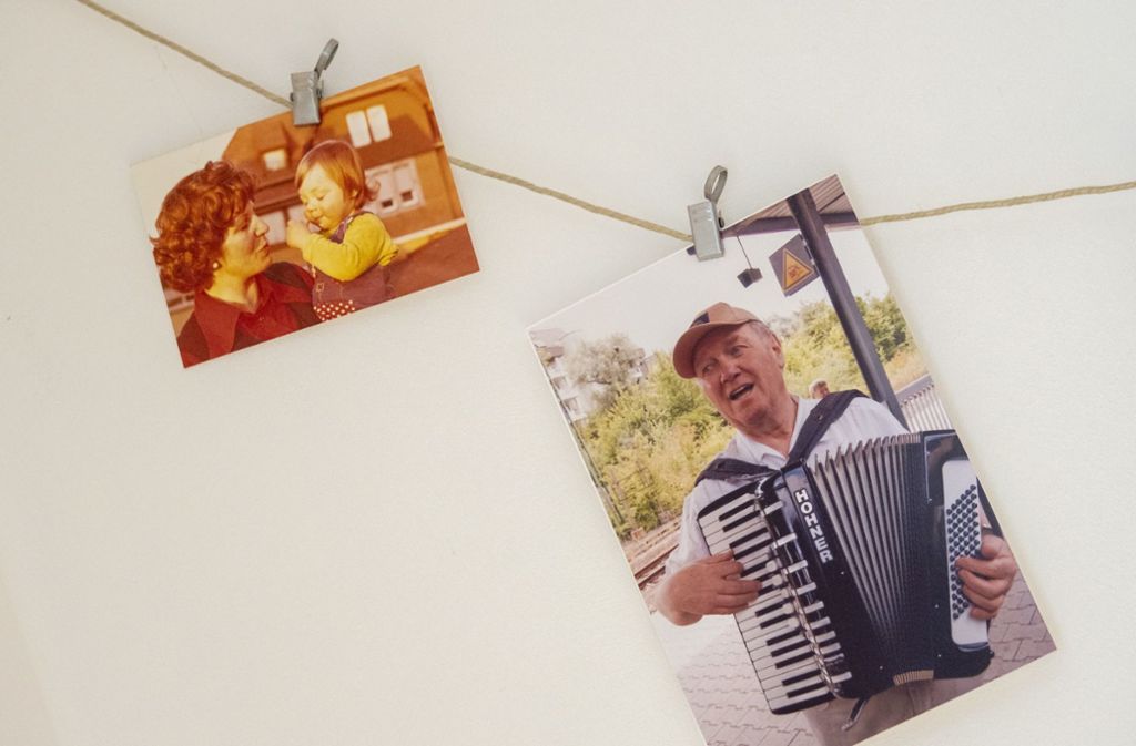 Curt Schweikert liebte das Akkordeon. Auch auf dem Bild: Seine Frau Marianne und die Tochter Kathrin, die seit 2003 das Schuhhaus Schweikert führt.