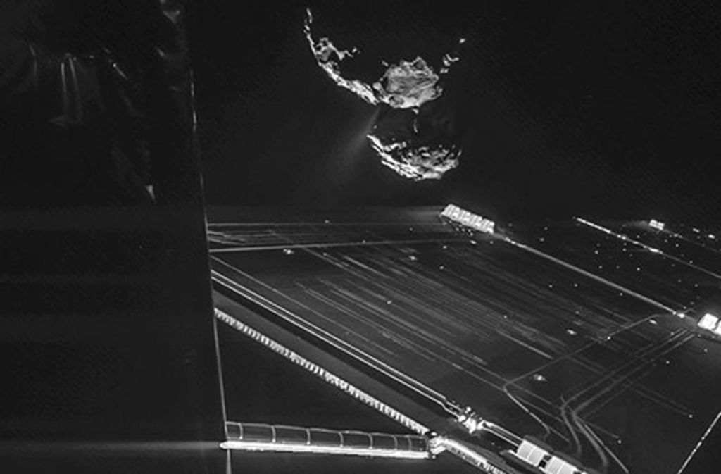 Ein Selfie der Raumsonde Rosetta: zu sehen ist einer ihrer beiden 14 Meter langen Solarflügel und – in 16 Kilometer Entfernung – der Komet Tschurjumow-Gerassimenko.