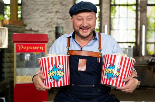 Sebastian Lege entlarvt: Mikrowellen-Popcorn ist einfach nur Popcorn, wird aber viel teurer verkauft. Foto: ZDF/Lars Döring